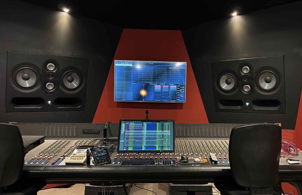 Image actuelle : RegieA-utopia-main-212-console-adt-audio5mtD